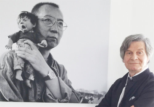 중국의 노벨 평화상 수상자 류샤오보의 부인 류샤의 사진작품 앞에 서 있는 기 소르망 교수(오른쪽). 그는 “북한의 인권 상황은 귀족과 노예로 양분된 카스트 제도”라며 “도널드 트럼프 미국 대통령은 한국의 문화와 북한의 상황, 중국의 전략에 대해 전혀 이해하지 못하고 있다”고 비판했다. 기 소르망 교수 제공