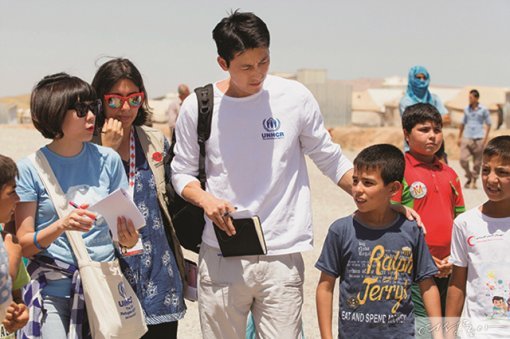 정우성이 지난 6월 초 이라크 북부 아르빌의 난민 캠프에서 만난 아이들과 인사를 나누고 있다. ⓒUNHCR/J. Matas