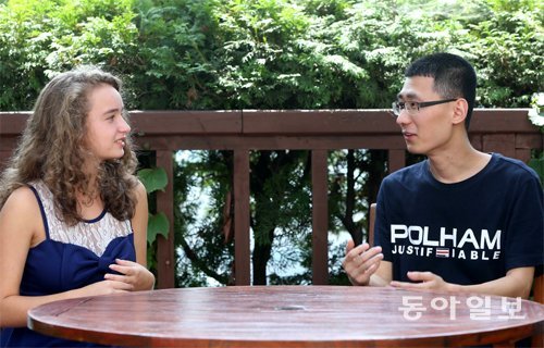 3일 서울 종로구의 한 공원에서 미국 고교생인 케이 양(왼쪽)이 탈북자 여모 씨와 영어로 대화하고 있다. 케이 양은 매년 여름 한국을 찾아 탈북자들에게 영어를 가르치고 있다. 안철민 기자 acm08@donga.com