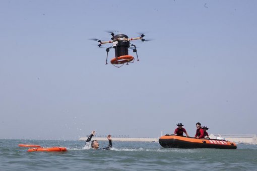 < 인천 을왕리 왕산 해수욕장을 날고 있는 구조용 드론 >(출처=IT동아)