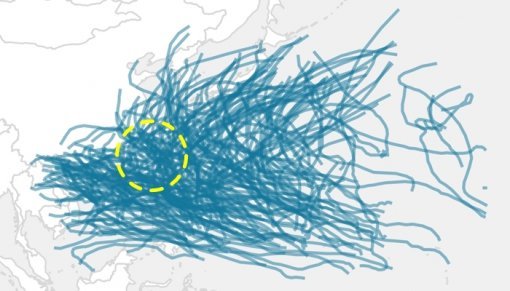 최근 10년(2007~2016년)간 발생한 모든 태풍 경로. 투명도를 25%로 그려도 대만(노란색 동그라미 안)은 보이지도 않습니다. 대만 기후를 설명하는 과정에서 태풍이 처음 등장한 건 우연이 아닙니다.
