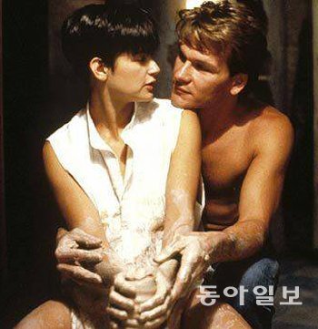 접촉의 아름다움과 사랑스러움을 각인시킨 영화 ‘사랑과 영혼’(1990년). 동아일보DB