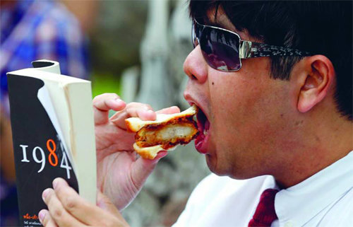 2014년 6월 군사 쿠데타가 일어난 직후 태국에서는 공공장소에서 샌드위치를 먹거나 ‘1984’류의 책 읽기가 금지됐다. ⓒYostorn Triyos