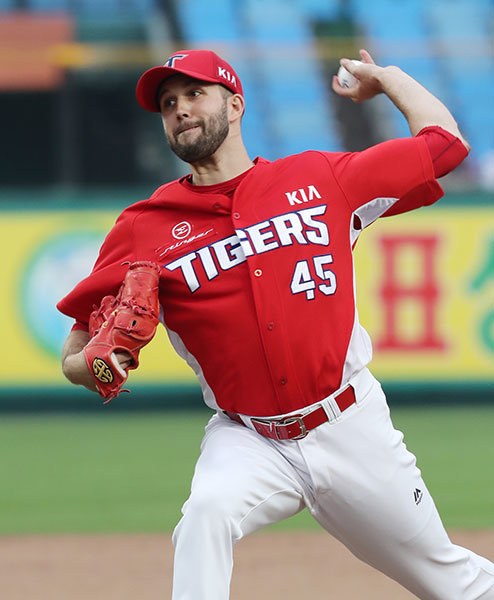 KIA 팻 딘은 팀의 후반기 선두 수성을 이끄는 ‘에이스’다. 그는 전반기와 180도 다른 모습을 보이며 ‘효자’ 외국인투수로 변신했다. 부진한 모습을 털어내기 위해 그가 선택한 방법은 ‘단순함’이었다. 사진제공｜스포츠코리아