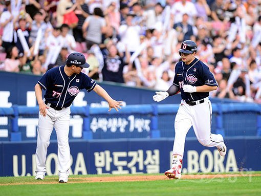 6일 서울 잠실야구장에서 ‘2017 타이어뱅크 KBO리그‘ LG 트윈스와 두산 베어스의 경기가 열렸다. 3회초 1사 2루에서 두산 김재환이 LG 선발 김대현을 상대로 좌월 역전 투런 홈런을 쏘아올린 뒤 전형도 코치의 환영을 받고 있다. 잠실 | 김민성 기자 marineboy@donga.com