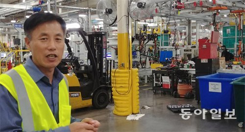 현대모비스 우경섭 북미법인장이 미국 크라이슬러에 공급하는 섀시모듈 생산라인을 소개하고 있다. 크라이슬러의 지프 그랜드 체로키 판매량이 2009년 5만 대에서 지난해 26만 대까지 늘어나면서 현대모비스 생산라인 작업자 수도 400여 명으로 증가했다. 디트로이트=서동일 기자 dong@donga.com