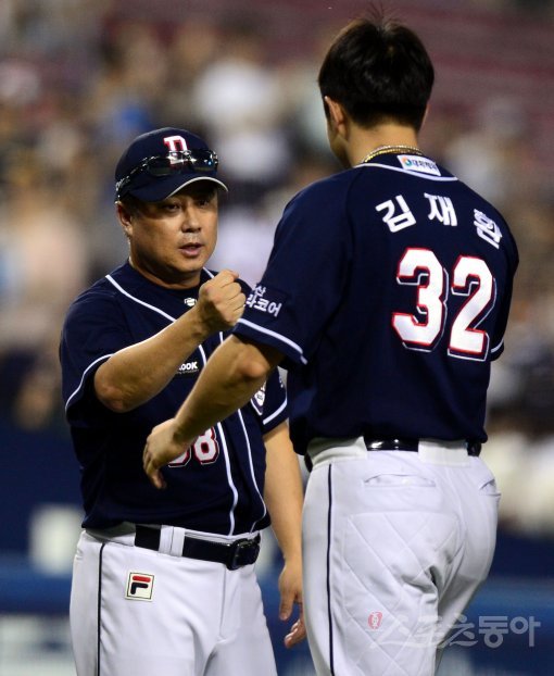‘디펜딩 챔피언’ 두산의 후반기 상승세가 무섭다. 여러 차례 위기에도 여유를 잃지 않은 김태형 감독(왼쪽)과 후반기에만 7개의 홈런을 몰아친 4번타자 김재환(32번)이 그 중심에 있다. 스포츠동아DB