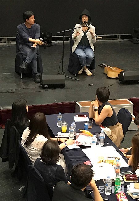 장르문학 부흥회’에 참석한 가수 요조(무대 위 오른쪽)가 2015년 서울 종로구에 차린 자신의 독립서점 ‘무사’에서의 경험담을 이야기하고 있다. 손택균 기자 sohn@donga.com