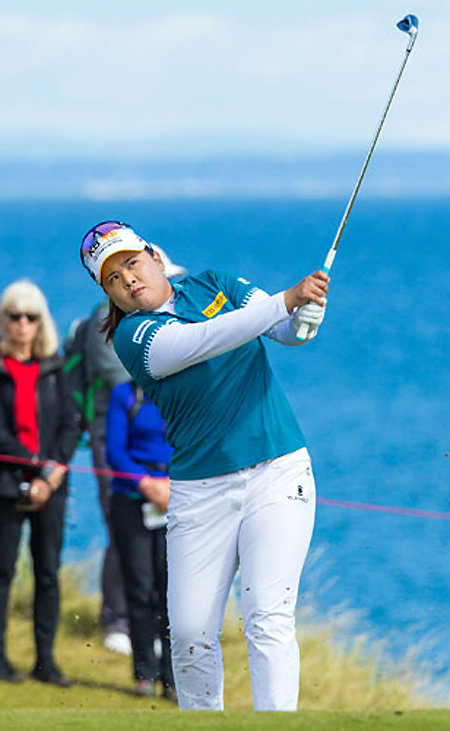 김인경과 29세 용띠 동갑내기인 박인비는 6일 열린 미국여자프로골프(LPGA)투어 브리티시여자오픈 3라운드에서 코스레코드 타이인 8언더파를 몰아치며 공동 4위까지 뛰어올랐다. 사진 출처 LET 홈페이지