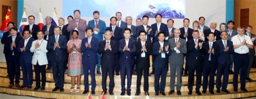 경북 포항시 포스코국제관에서 열린 ‘동북아 CEO 경제협력포럼’에 참석한 각국 인사들. 포항시 제공