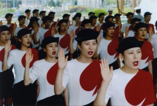 대전엑스포 개막을 열흘 앞둔 1993년 7월 28일 열린 발대식에서 성실 봉사를 약속하고 있는 도우미들. 동아일보DB