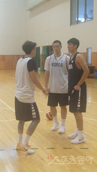 양홍석(오른쪽 첫번째)이 국가대표팀 훈련 중 박찬희(왼쪽 첫번째)에게 수비 지도를 받고 있다. 사진 | 정지욱 기자 stop@donga.com