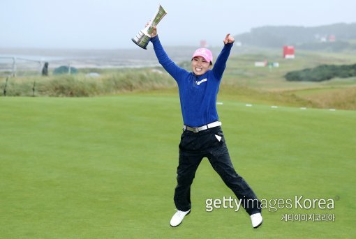 김인경이 8월7일(한국시간) 영국에서 끝난 LPGA 투어 브리티시오픈에서 최종합계 18언더파 270타로 우승한 뒤 트로피를 들고 환하게 웃고 있다. 그는 생애 첫 LPGA 메이저대회 우승의 감격을 누렸다. 사진=ⓒGettyimages이매진스