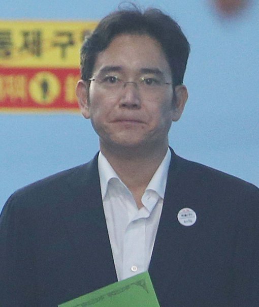 사진=징역 12년이 구형된 이재용 삼성전자 부회장이 7일 서울 중앙지법에서 공판을 마치고 구치소로 이동하기 위해 호송차량에 탑승하고 있다. 홍진환 기자 jean@donga.com