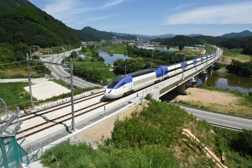 3일 원주∼강릉 복선철도 첫 시험운행에 투입된 KTX가 오대천교 구간을 질주하고 있다. 한국철도시설공단 제공