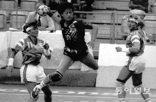 1992년 바르셀로나 올림픽 여자핸드볼 결승전에서 오성옥 선수가 노르웨이 수비진을 뚫고 슛을 날리고 있다. 동아일보DB