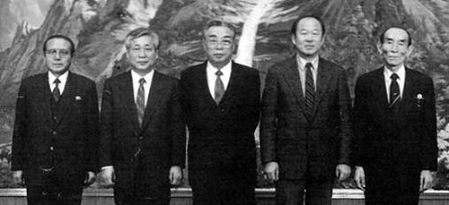 대한적십자사 신임 회장에 선출된 박경서 동국대 석좌교수(오른쪽에서 두 번째)가 1992년 1월 세계교회협의회(WCC) 아시아국장 자격으로 방북 당시 김일성 주석(가운데)과 만나 기념촬영을 하고 있다. 사진 출처 통일뉴스