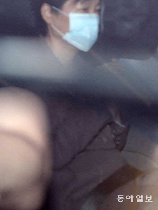 박근혜 전 대통령이 28일 서울 서초구 성모병원에서 발가락 치료를 받은 뒤 구치소로 이동하고 있다. 사진 최혁중 기자 sajinman@donga.com