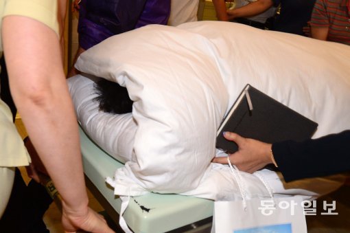 박근혜 전 대통령이 28일 오후 서울 서초구 반포대로 서울성모병원에서 검사를 받고 병실로 이동하고 있다. 박 전 태동령은 구치 수감 중 왼쪽 4번째 발가락을 다쳐 고통을 호소했다. 사진 최혁중 기자 sajinman@donga.com