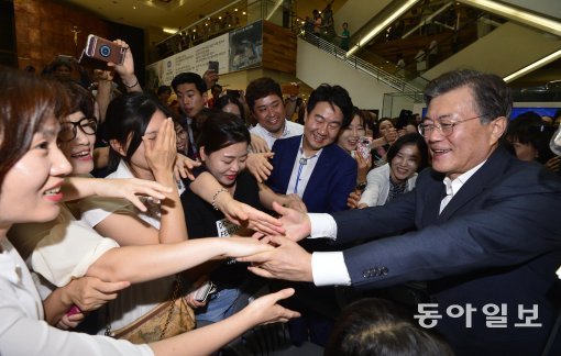 문재인 대통령이 9일 서울 서초구 서울성모병원을 방문해 건강보험보장강화에 대한 발표를 한후 나서며  환자와 보호자, 의사등에게 인사를 하고 있다. 사진 원대연 기자yeon72@donga.com