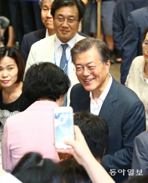 9일 오후  서울성모병원을 방문한 건강보험 보장강화 정책발표후 시민들과 인사를 하고 있다. 사진 원대연 기자yeon72@donga.com