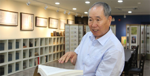 20년 넘게 성경을 시로 옮기는 작업을 해오다 최근 끝낸 김영진 성서원 회장은 “최선을 다했지만 어디 한 곳이라도 소홀히 해 누가 되지 않을까 걱정”이라고 말했다. 성서원 제공