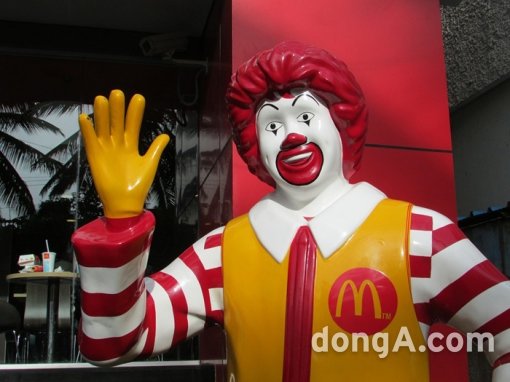 한국소비자원의 햄버거 위생실태 조사결과, 맥도날드 불고기버거에서 식중독균인 황색포도상구균이 기준치 대비 3배이상 초과 검출된 것으로 드러났다.