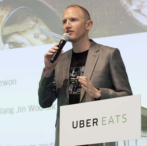 알렌 펜 우버이츠 아시아 총괄 대표가 10일 기자간담회에서 음식배달 O2O 애플리케이션 ‘우버이츠’에 대해 설명하고 있다.