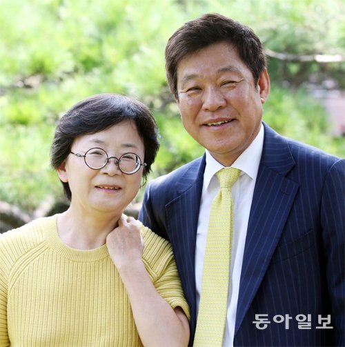 “웃어요, 웃어.” 김혜남 씨와 남편 장일태 이사장은 오랜만에 사진을 찍는다며 멋쩍어하면서도 활짝 웃었다. 김경제 기자 kjk5873@donga.com