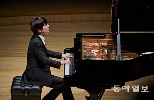스타 피아니스트 조성진은 소설 속 콩쿠르의 모델이 된 ‘하마마쓰 국제 피아노 콩쿠르’에서 2009년 역대 최연소(15세)로 우승했다. 일본에서는 소설에 나온 콩쿠르 연주곡을 모은 음반이 발매돼 큰 사랑을 받았다. 동아일보DB