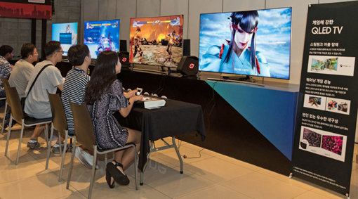 6일 열린 게임 대회 ‘철권 월드 투어 코리아’에 참석한 게이머들이 삼성 QLED TV와 데스크톱PC 오디세이를 스팀링크 앱으로 연결해 게임을 즐기고 있다. 사진제공｜삼성전자