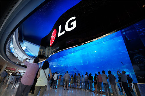 세계 최대 ‘50m×14m’ OLED 광고판 LG전자가 아랍에미리트 두바이몰 아쿠아리움 수족관 상단에 설치한 세계 최대 크기 ‘올레드 사이니지’. 가로 50m, 세로 14m 크기의 세계 최대 올레드 스크린으로 기네스북에 올랐다. LG전자 제공