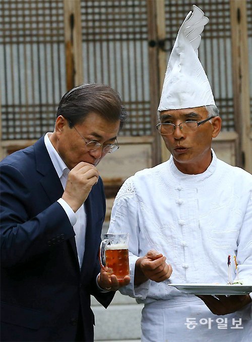 기업인 간담회에서 문재인 대통령과 음식 이야기를 나누는 모습. 동아일보DB