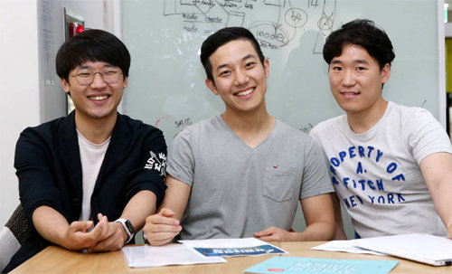 KAIST 첫 창업석사 학위를 받는 김동완, 이한별, 차창배 씨(왼쪽부터). 이들은 그동안 쌓은 지식과 경험을 바탕으로 창업 등을 준비하고 있다. KAIST 제공