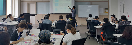 서울 중앙자활센터에서 기초생활 수급자들이 창업, 취업 관련 수업을 듣고 있다. 정부는 수급자의 빈곤탈출을 위한 교육, 취업, 인센티브 등 각종 지원을 확대한다는 방침이다. 보건복지부 제공