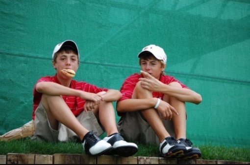 주니어 시절 햄버거를 물고 있는 저스틴 토머스(왼쪽)와 조던 스피스. 사진출처 PGA투어 트위터