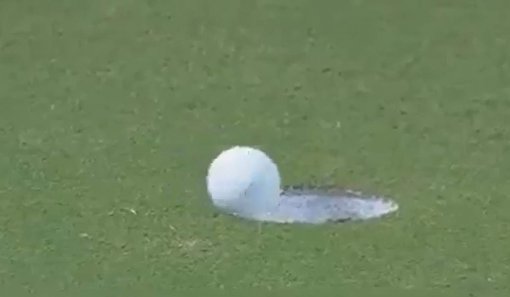 10번 홀에서 12초를 서있던 토머스 퍼팅한 공이 컵 안으로 떨어지는 모습. 사진출처 PGA투어 홈페이지