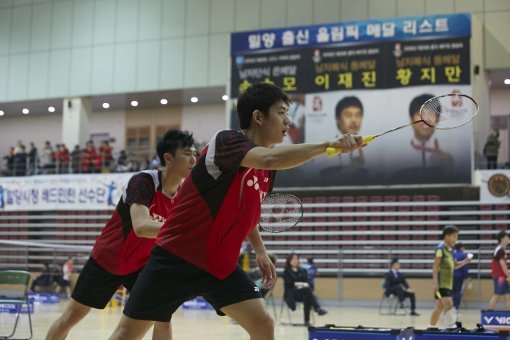 지난해 국가대표 은퇴 후 처음으로 국내 대회 정상에 오른 이용대(오른쪽)와 김대은. 요넥스 제공