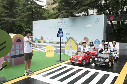 메르세데스벤츠코리아 사회공헌위원회의 교통안전 프로그램에 참가한 아이들이 안전 교육을 받고 있다. 메르세데스벤츠코리아 제공