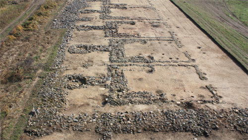 콕샤롭카 유적에서 발견된 발해의 대형 건물터. 온돌의 초기 형태인 ‘쪽구들’의 흔적이 선명하게 보인다. 국립문화재연구소 제공