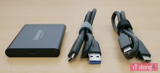 USB 타입C 규격 케이블 외에 타입A 포트 변환 케이블을 기본 제공한다(출처=IT동아)