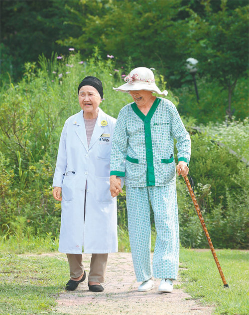 한원주 과장이 동갑내기 환자인 안을현 씨(91)와 병원 뒤편 공원에서 산책을 하고 있다.