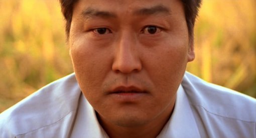 사건의 실마리조차 찾지 못한 전직 형사 박두만이 17년 전 현장을 찾는다. 안타까움과 절망, 극한의 아쉬움으로 복잡미묘한 표정을 짓는 송강호의 연기가 일품이다. 스포츠동아DB
