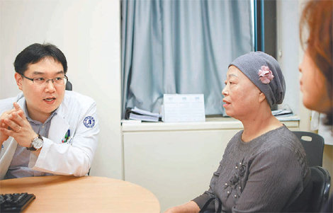 ‘혈구탐식성 림프조직구증후군’이라는 희귀병을 앓다 인하대병원에서 치료를 받고 건강을 되찾은 김선순 씨(가운데)가 주치의 조진현 교수(왼쪽)로부터 설명을 듣고 있다. 인하대병원 제공