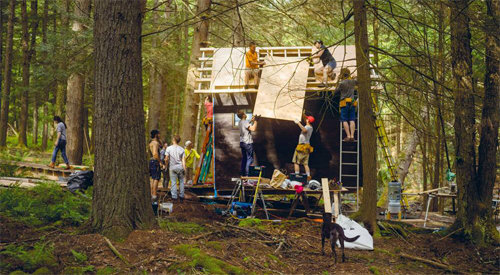 저자인 자크 클라인이 동료들과 함께 뉴욕주의 한 숲에서 오두막집을 짓고 있는 모습. 판미동 제공