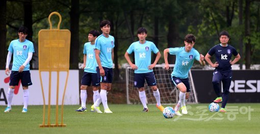 축구국가대표팀이 8월 21일 조기소집을 통해 2018러시아월드컵 본선 직행을 향한 발걸음을 내딛는다. 시간이 촉박한 만큼 강도 높은 훈련을 비롯해 프로팀과 연습경기를 소화하면서 손발을 맞춘다는 계획이다. 스포츠동아DB
