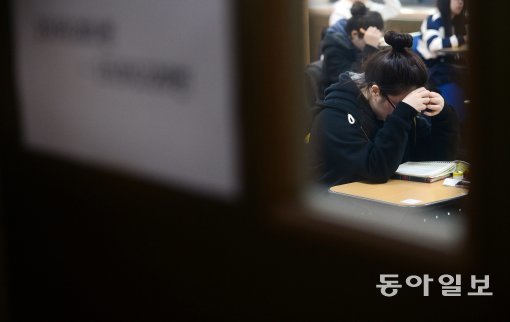 지난해 11월 치러진 대학수학능력시험 고사장에서 학생들이 시험을 준비하는 모습. 동아일보DB