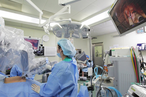 이대목동병원 로봇수술센터 문헤성 센터장의 로봇수술 장면. 사진제공｜이화의료원 제공