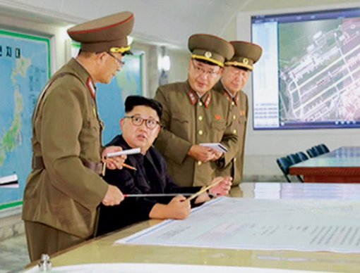 김정은 북한 조선노동당 위원장이 8월 14일 김락겸 전략군사령관(왼쪽)으로부터 ‘괌 도발 타격(작전)계획’에 대한 보고를 받았다고 북한 조선중앙TV가 15일 보도했다.
