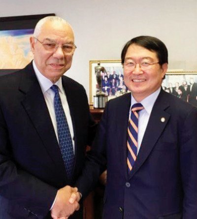 지난해 8월 미국 워싱턴에서 만난 자유한국당 백승주 의원과 콜린 파월 전 미 국무장관.